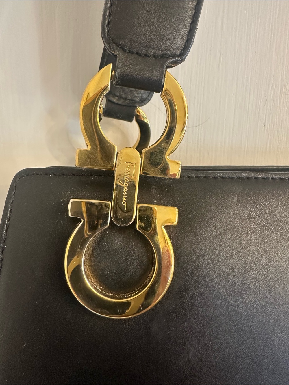 Ferragamo Gancini Black Leather Tote Purse Gold Large 2 Handle Structured Y2K - Picture 4 of 15